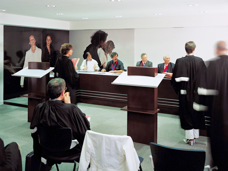 Arnaud Théval Un pas à deux (2005), deux tirages numériques 210 x 563 cm et surface blanche (2005), salle d'audience du conseil des prud'hommes à Angers. © Stéphane Bellanger.
