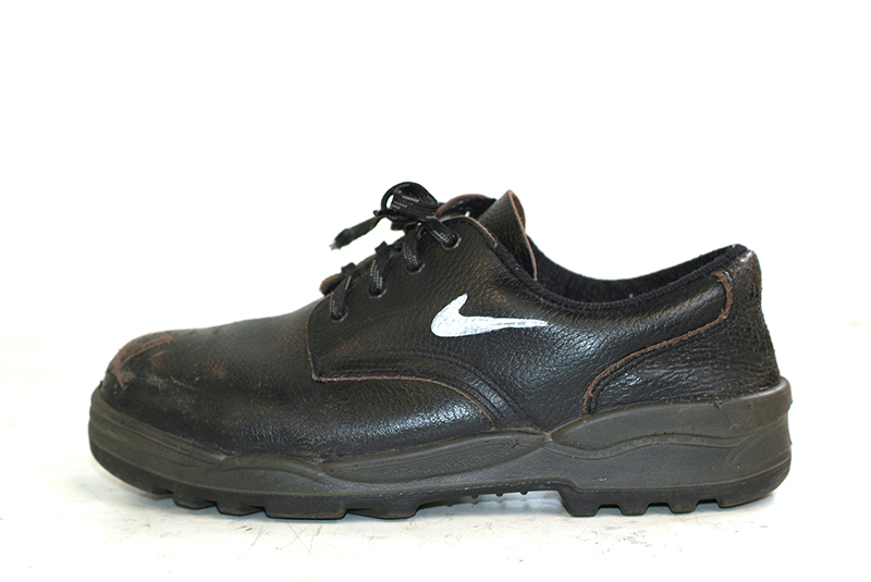 Arnaud Théval "Moi le groupe, chaussure de sécurité" (2005), format variable.