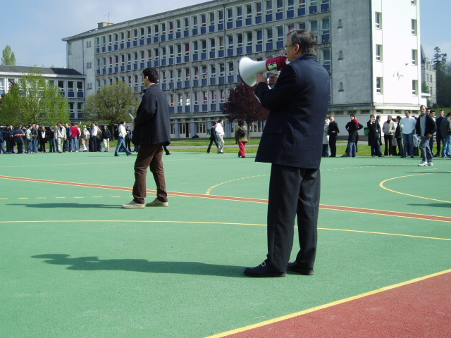 Arnaud Théval Photo de classe, le logo vivant (2004), document.
