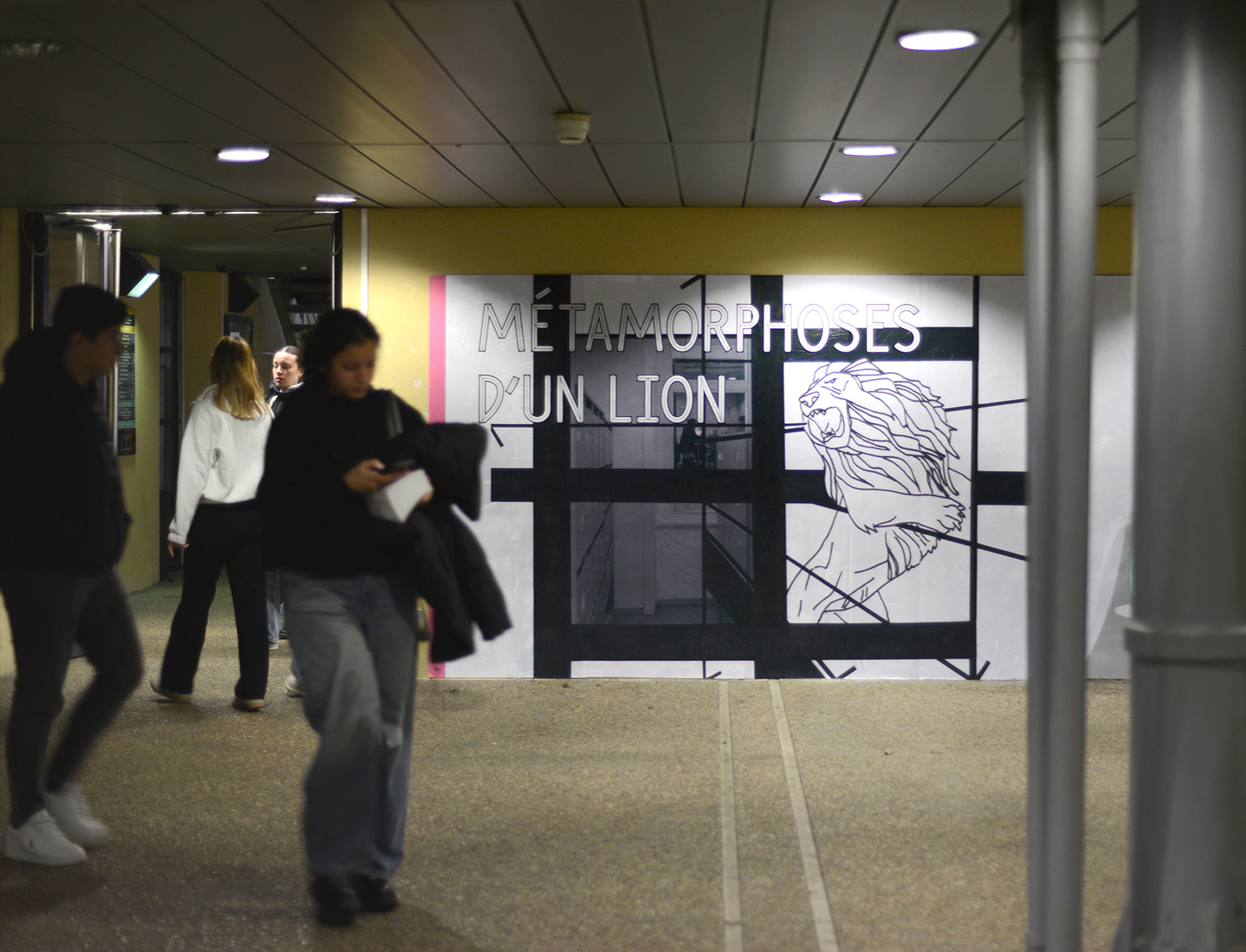 Arnaud Théval "Métamorphoses d’un lion, scène 1" (2024) photographies, textes et dessins par A.Théval. Conception graphique par Mathieu Tremblin. Université Jean Moulin, Lyon III.
