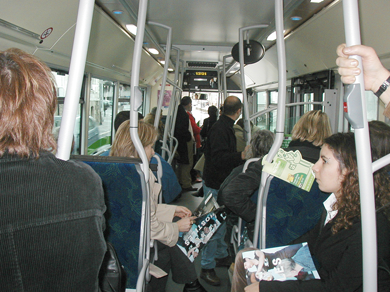 Hostiles (2003), visite guidée des lieux investis en car et commentée par les participants.