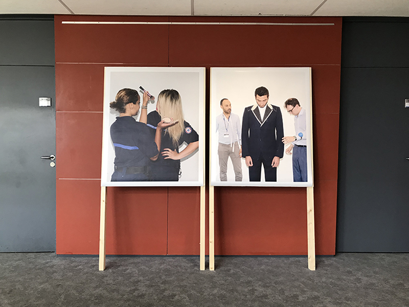 Vues de l'exposition "Ma grande histoire" (2018) les moments de l'incorporation des élèves dans l'administration pénitentiaire, dix formats 100 x 120 cm, l'Énap à Agen.