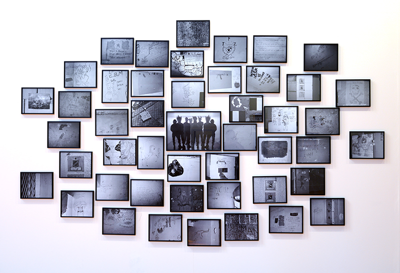 La bataille du soupçon (2017) photographie 36 x 50 cm encadrée sous verre, cadre noir et 47 photographies 24 x 30 cm encadrées sous verre, cadre noir.