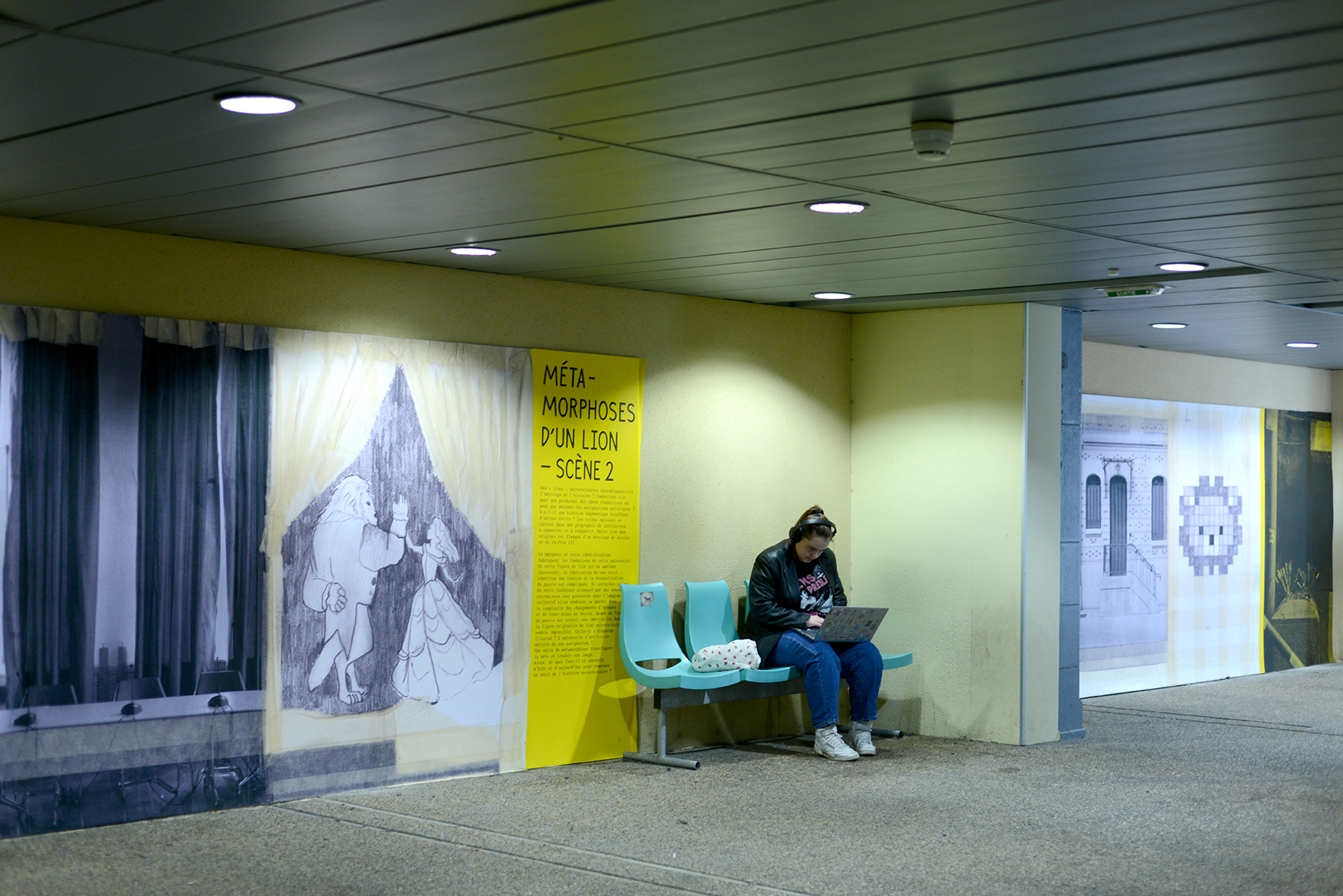 Arnaud Théval "Métamorphoses d’un lion, scène 2" (2025) photographies, textes et dessins par A.Théval. Conception graphique par Mathieu Tremblin. Université Jean Moulin, Lyon III.