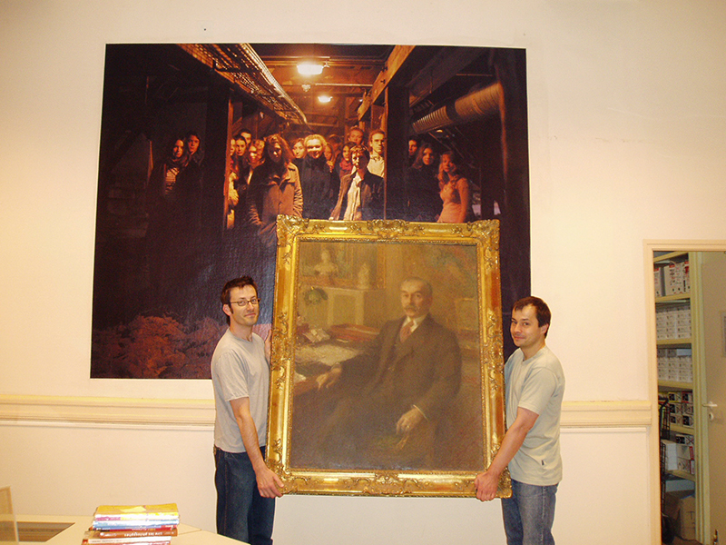Photos de classe (2004), emprunt du portrait de Gabriel Guist'hau au lycée éponyme pour l'exposition au FRAC des Pays de la Loire.
