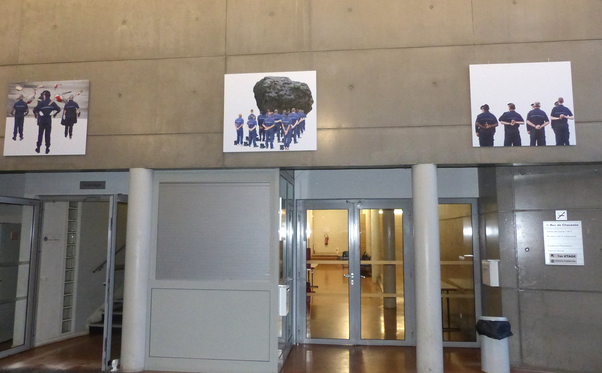 Trois tirages de cette recherche sont installés de façon pérenne dans le hall du bâtiment de formation du centre pénitentiaire de Fresnes.