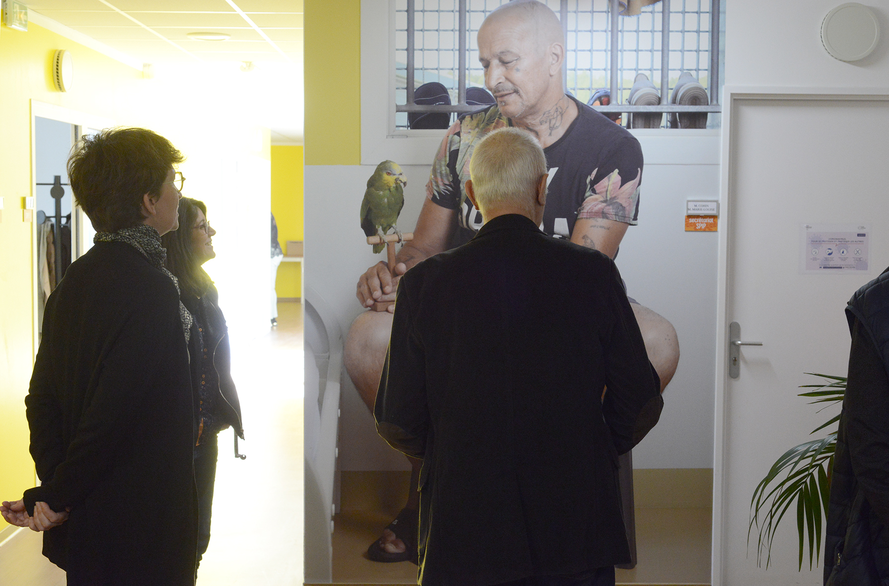 En avril 2023, accompagné du philosophe Alain Kerlan, de l’artiste Yves Henri et de la sociologue Gaële Henri-Panabière, Arnaud Théval est revenu à la maison d’arrêt pour « visiter » cette prison atypique. Outre une riche sélection d’images, le présent ouvrage rassemble trois textes écrits à l’issue de cette visite par Arnaud Théval lui-même ainsi que par Alain Kerlan et Gaële Henri-Panabière.