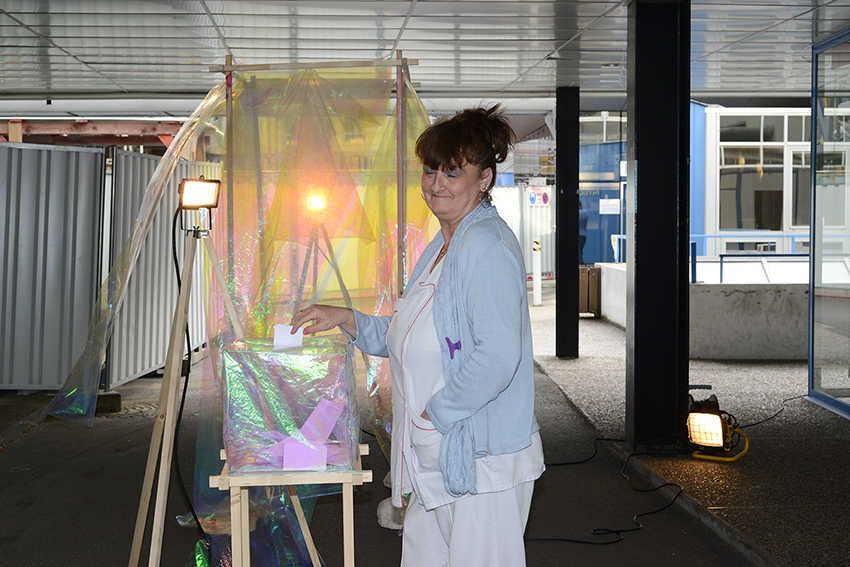 Arnaud Théval et CANCAN, Le chemin de sa personne (2018), action PPP 1 le porche de l'hôpital Bergonié.