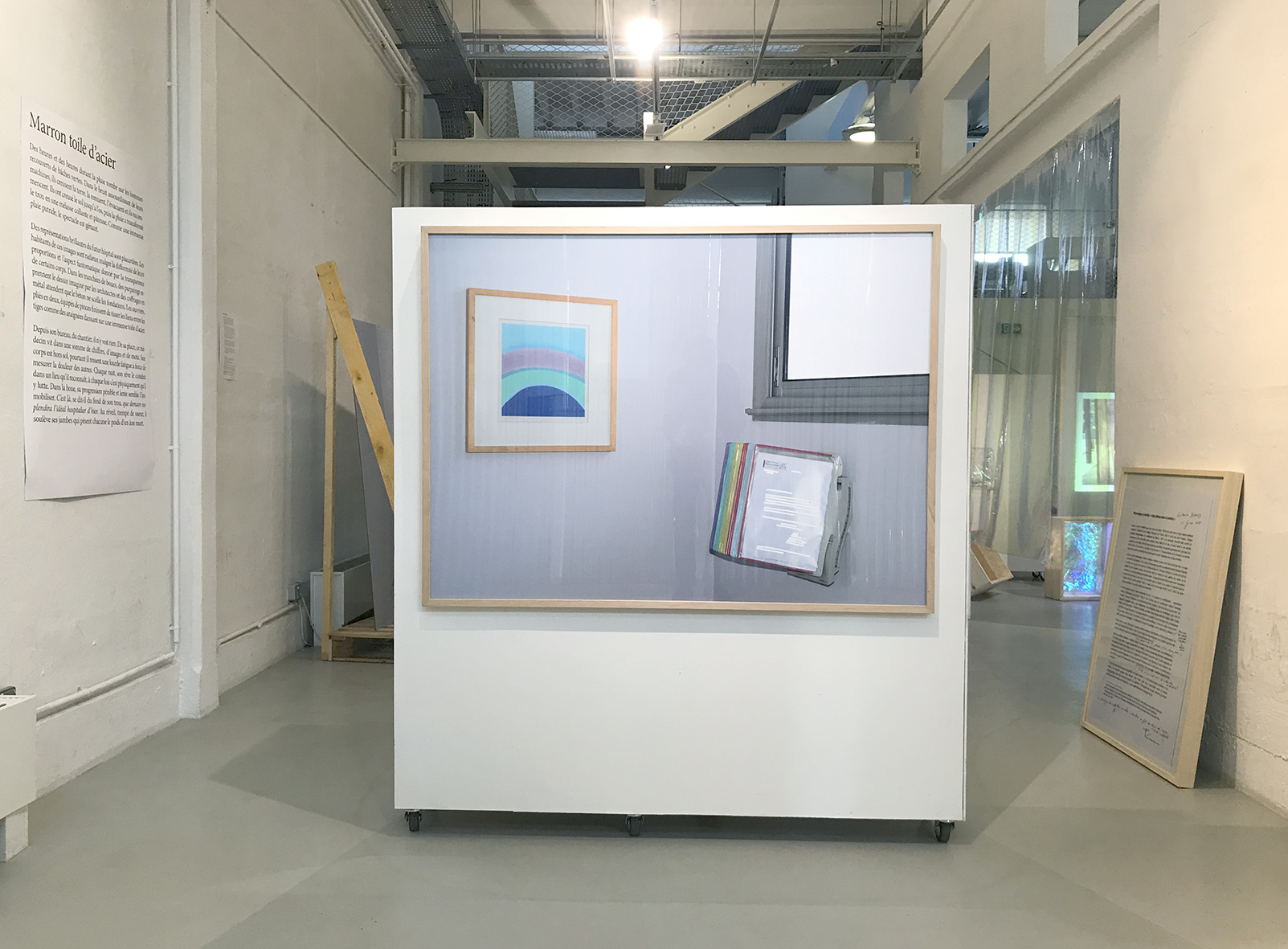 Arnaud Théval (2017) La source de l’illusion, photographie format 100 x 135 cm et trois textes format 100 x 75,5 cm, photographie format 28 x 30 cm et lettre format 21 x 29,7 cm.