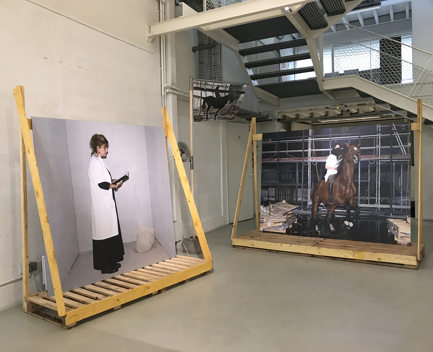 Arnaud Théval (2018) Guerre-guérison (2018) photographie 160 x 210 cm, drapeau et machinerie réalisés par Jules Mansart. Une conférence débat avec Arthur Oldra, réserviste dans l’armée française et Jacques Faucher, médecin et prêtre. K et la pierre, photographie format 160 x 170 cm.