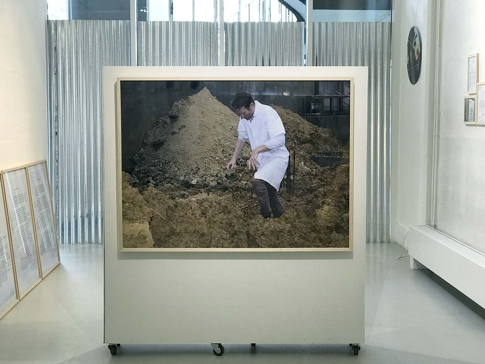 Arnaud Théval (2018) Crépitements photographie format 100 x 135 cm et un texte format 100 x 75,5 cm.