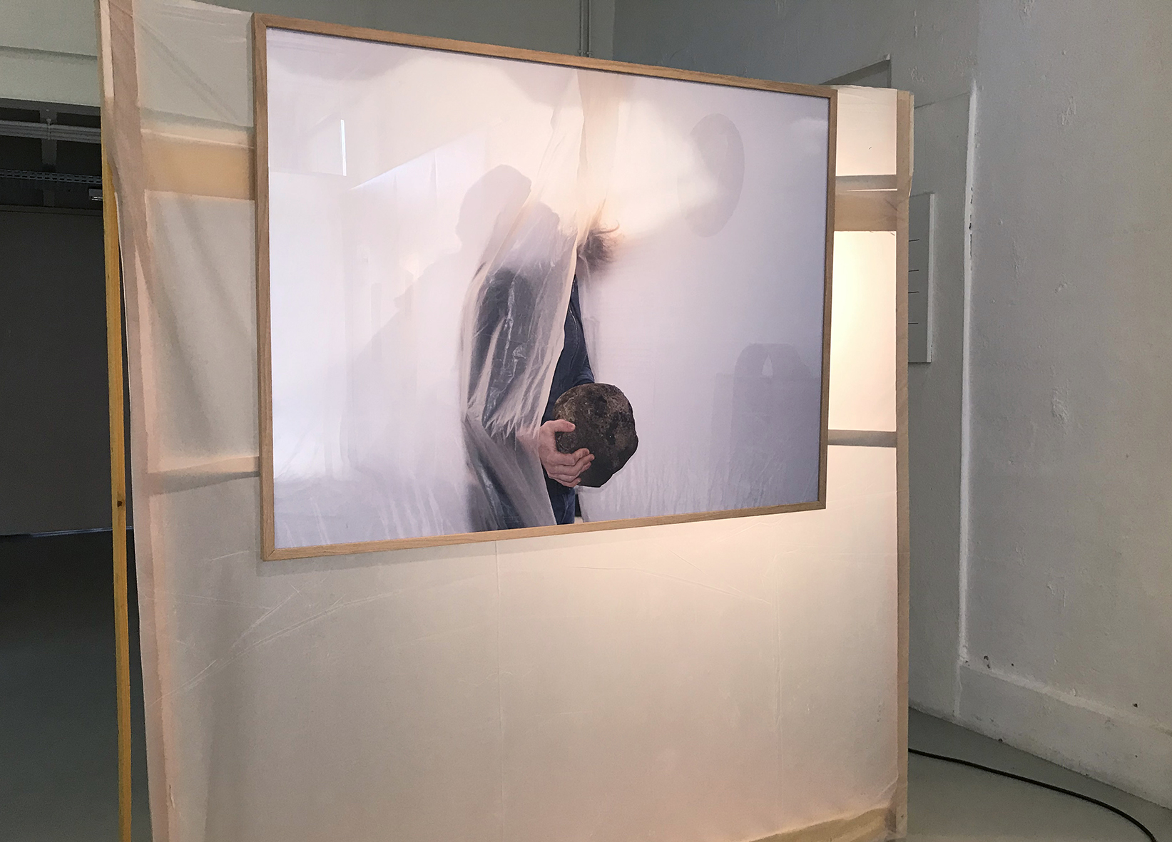 Arnaud Théval Jules et la pierre (2019) photographie format 100 x 135 cm.