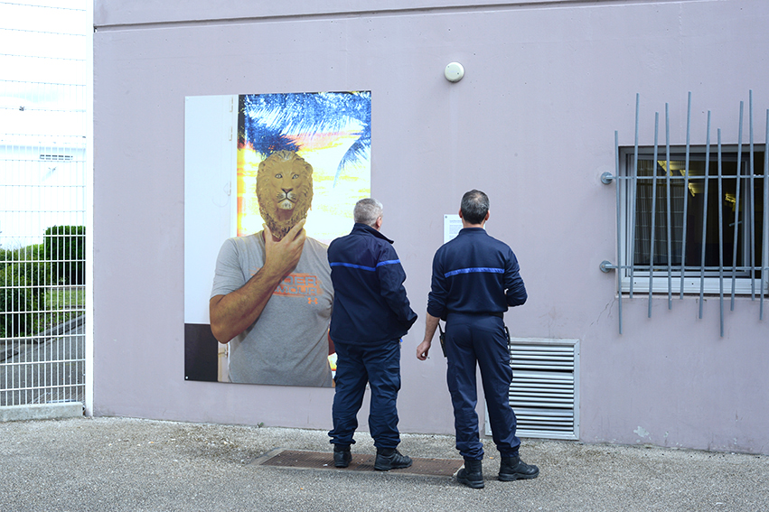 Arnaud Théval &quot;Histoire animale de la prison&quot; (2023) centre de détention de Bourg-en-Bresse. Tirage sur dibon format 150 x 220 cm.