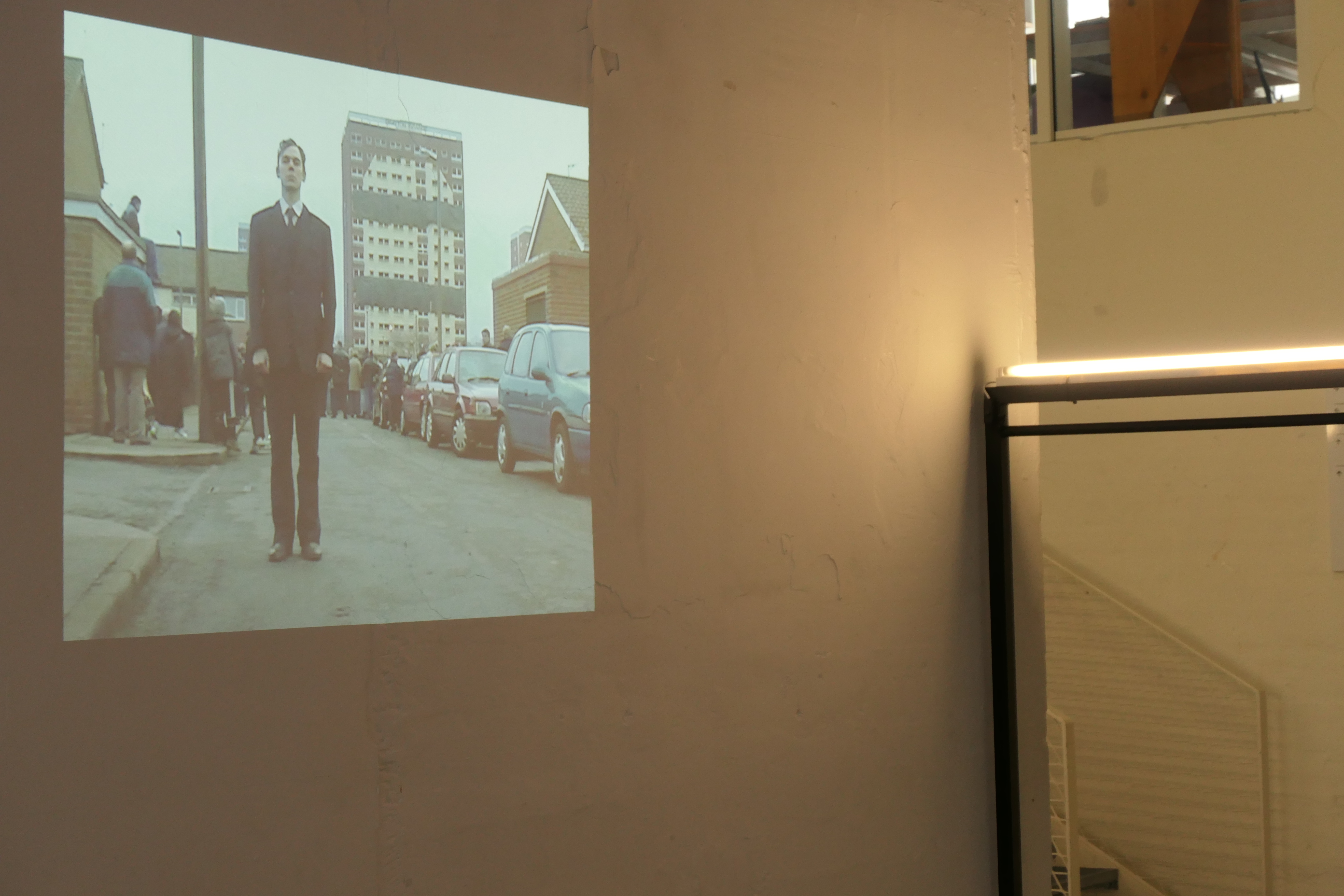 Atelier AAA, exposition au 308, maison de l'architecture, oeuvres d'Alexander Costello All You Need to Know Right Now (1),&nbsp; 2001 Vidéo couleur, sonore 8’29" Collection Frac Nouvelle-Aquitaine MÉCA © Alexander Costello