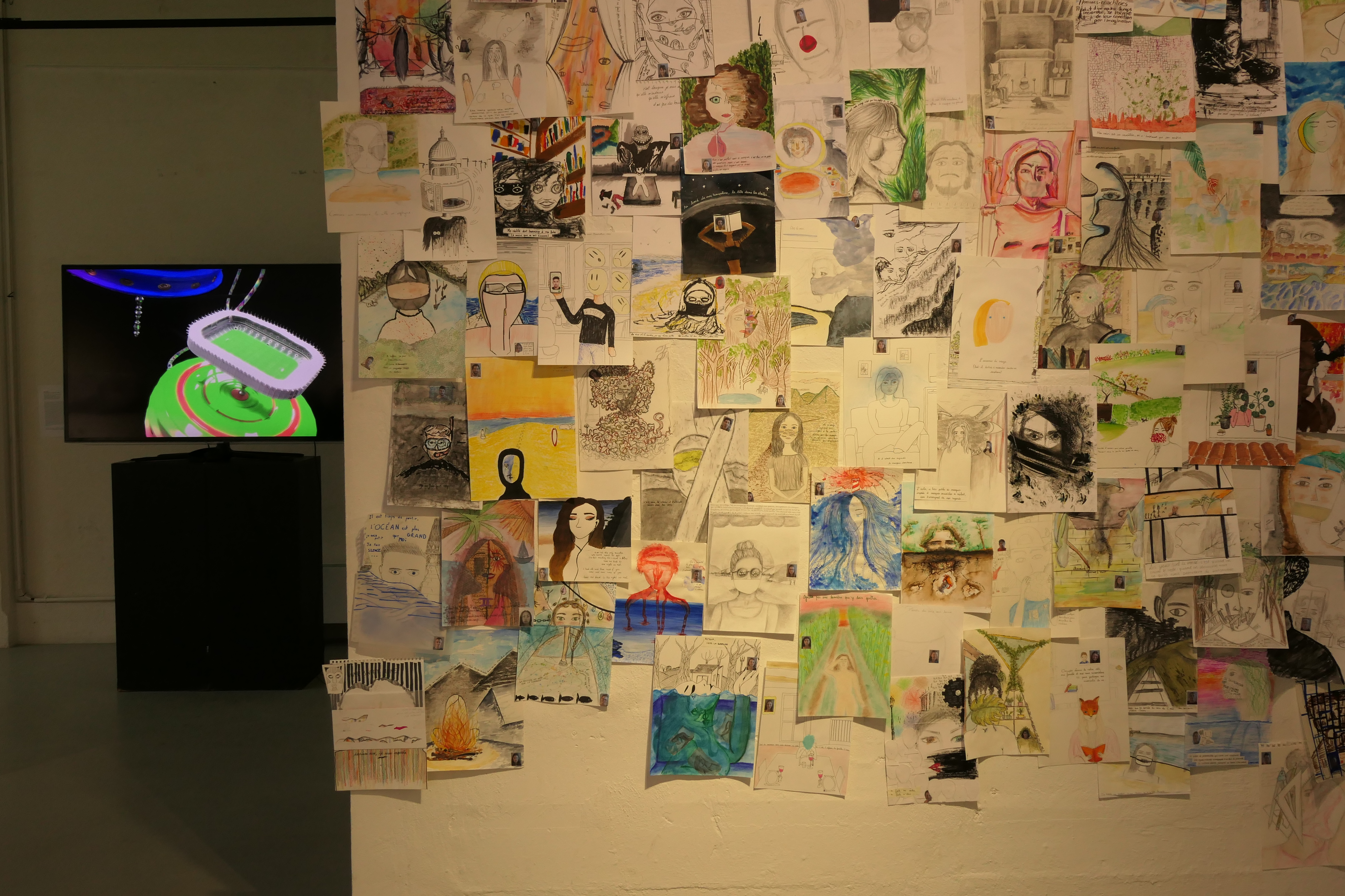 Atelier AAA, exposition au 308, maison de l'architecture, créations des étudiant.es "Derrière le masque" et  Sara Sadik Mercato, 2018 De l’ensemble&nbsp; Le monde chico,&nbsp; 2018 Vidéo couleur, sonore&nbsp; 3’02'' Collection Frac Nouvelle-Aquitaine MÉCA © Sara Sadik