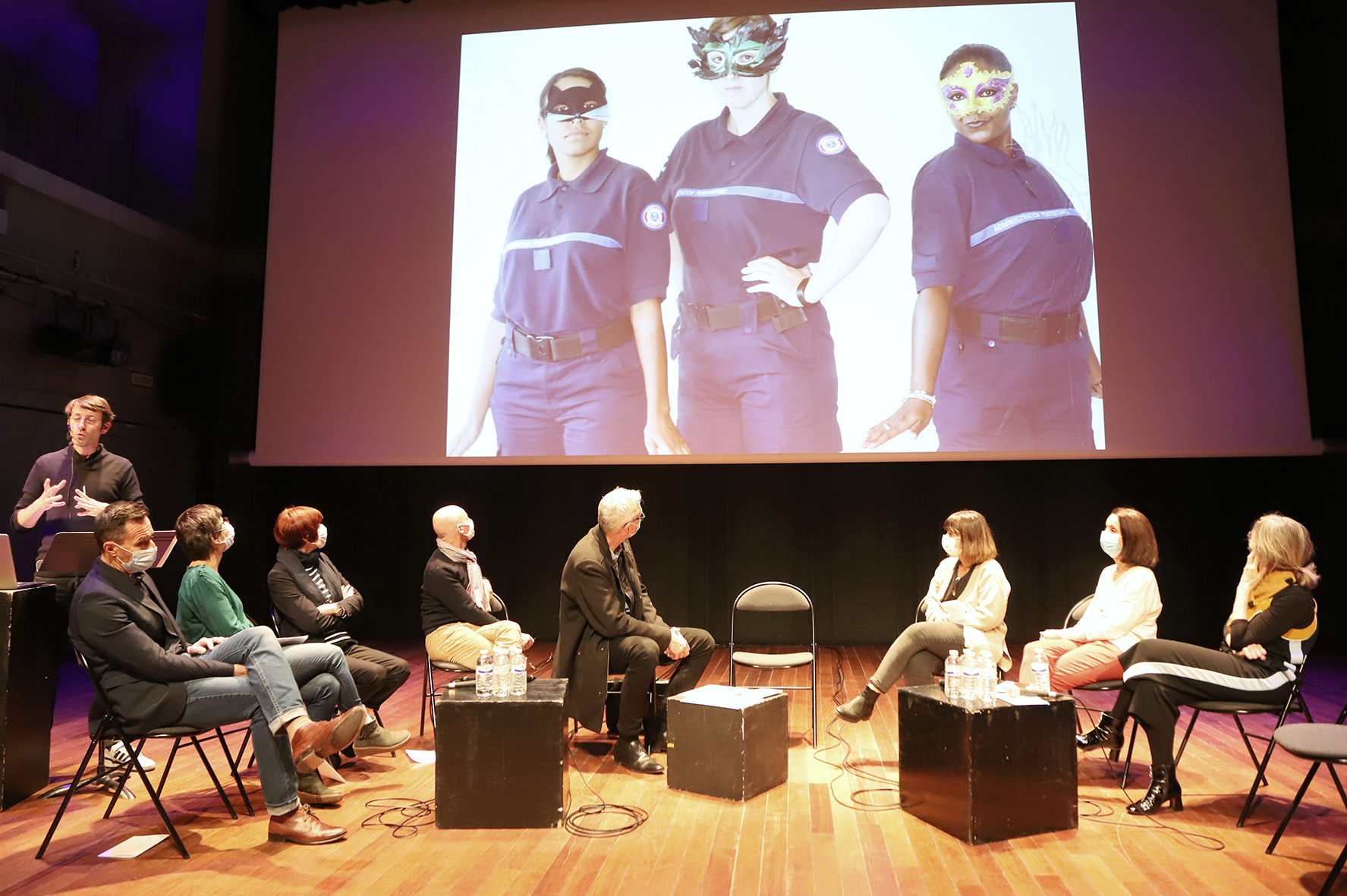 Arnaud Théval Se frayer un chemin entre (2021) pièce présentée dans l'exposition Dedans-dehors