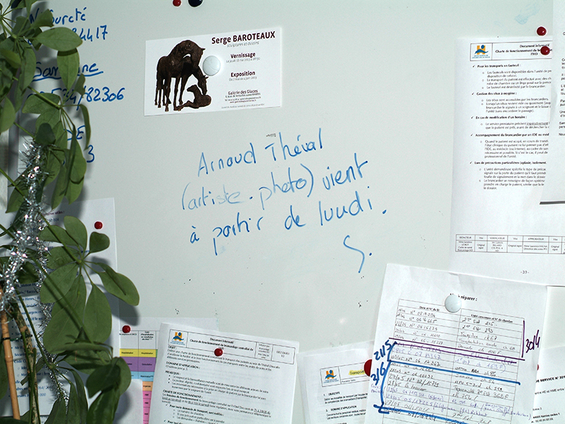 Tenir, caché (2012), document.