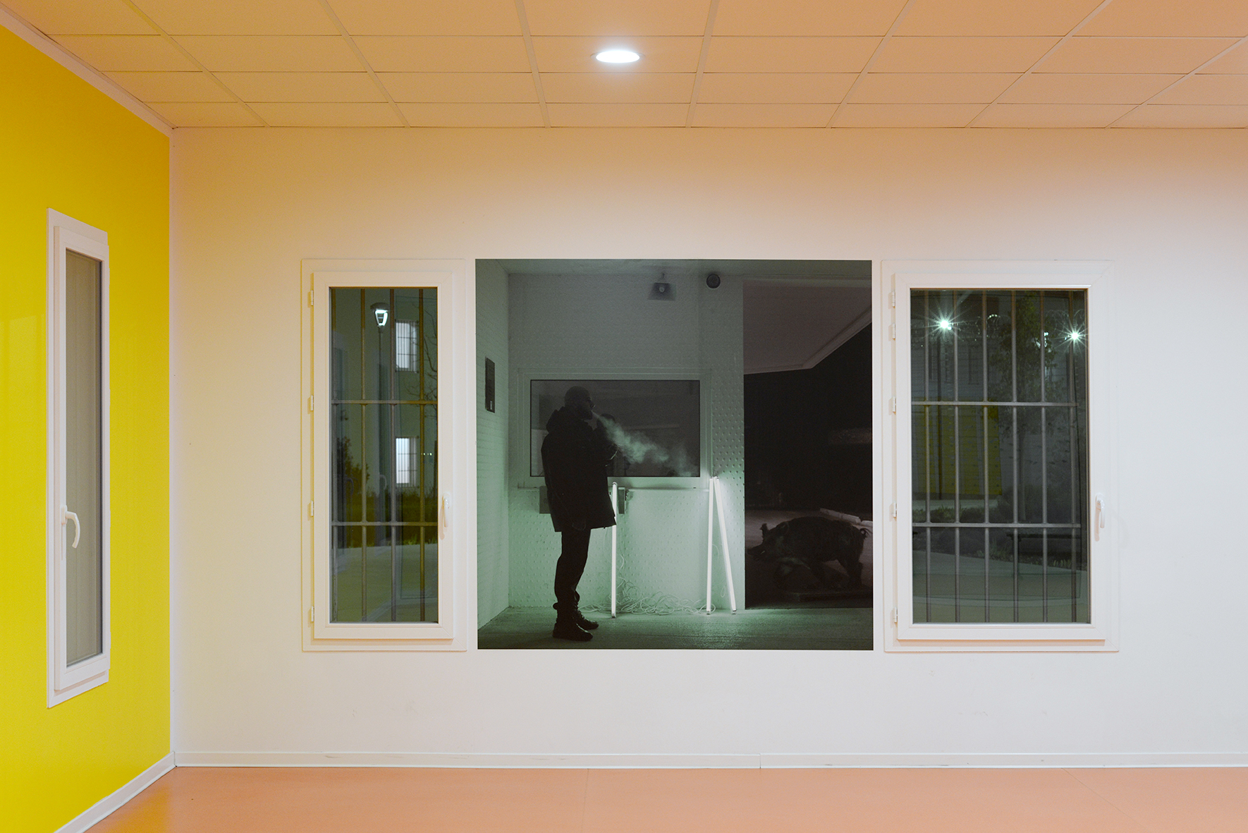Arnaud Théval Le souffle de la nuit (2020) H 165 x L 169 cm, tirage affiche. Porte d’entrée. © D.R