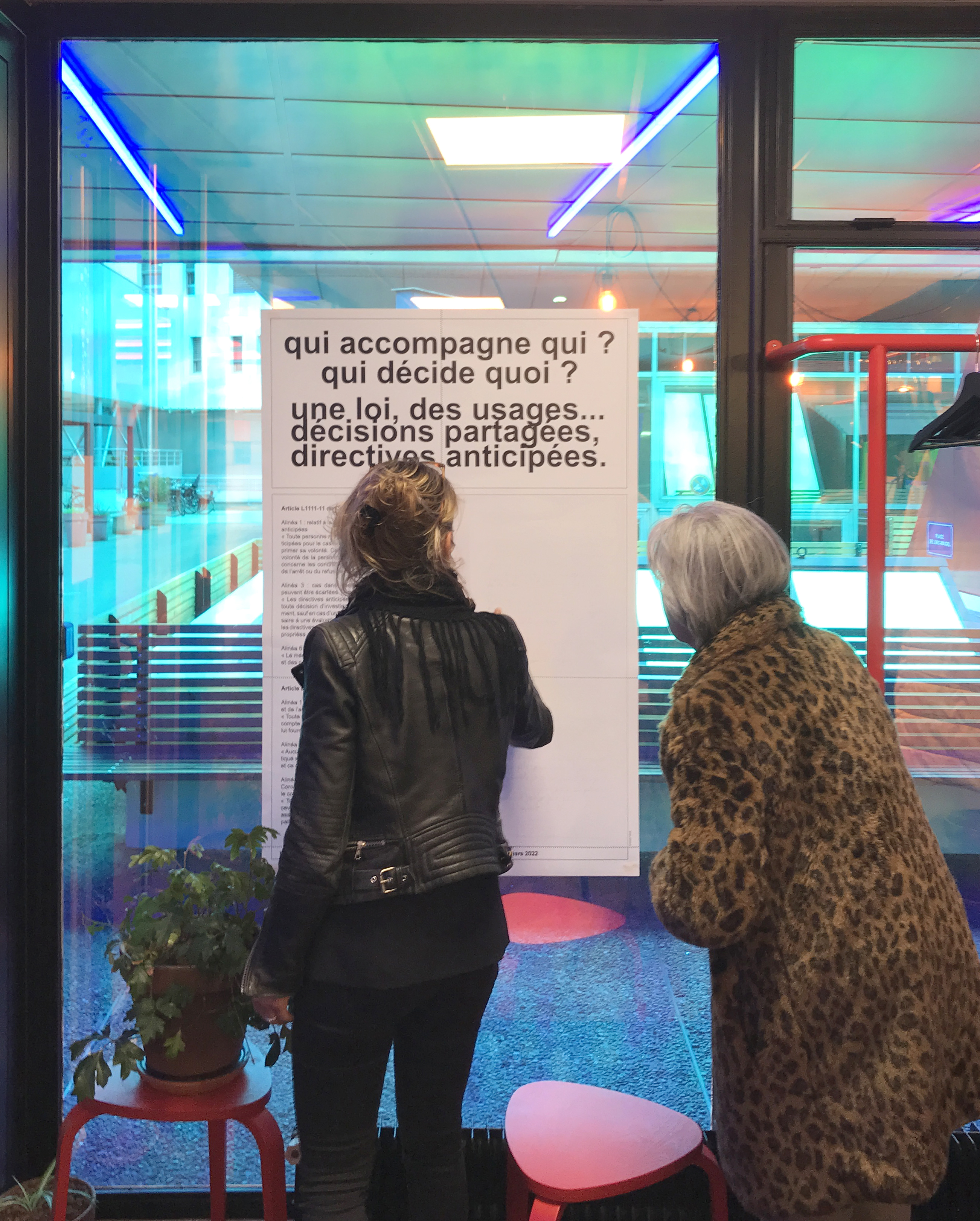 Arnaud Théval Qui ? (2022), affiche à débat, format 80 x 120 cm. Institut Bergonié, Bordeaux.