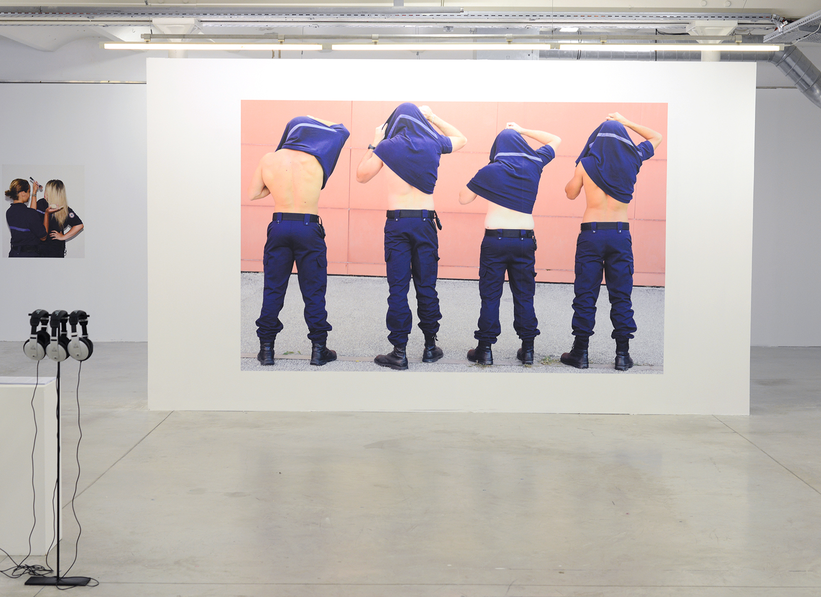 Arnaud Théval Le mur rouge (2019) 200 x 307,68 cm, tirage affiche.