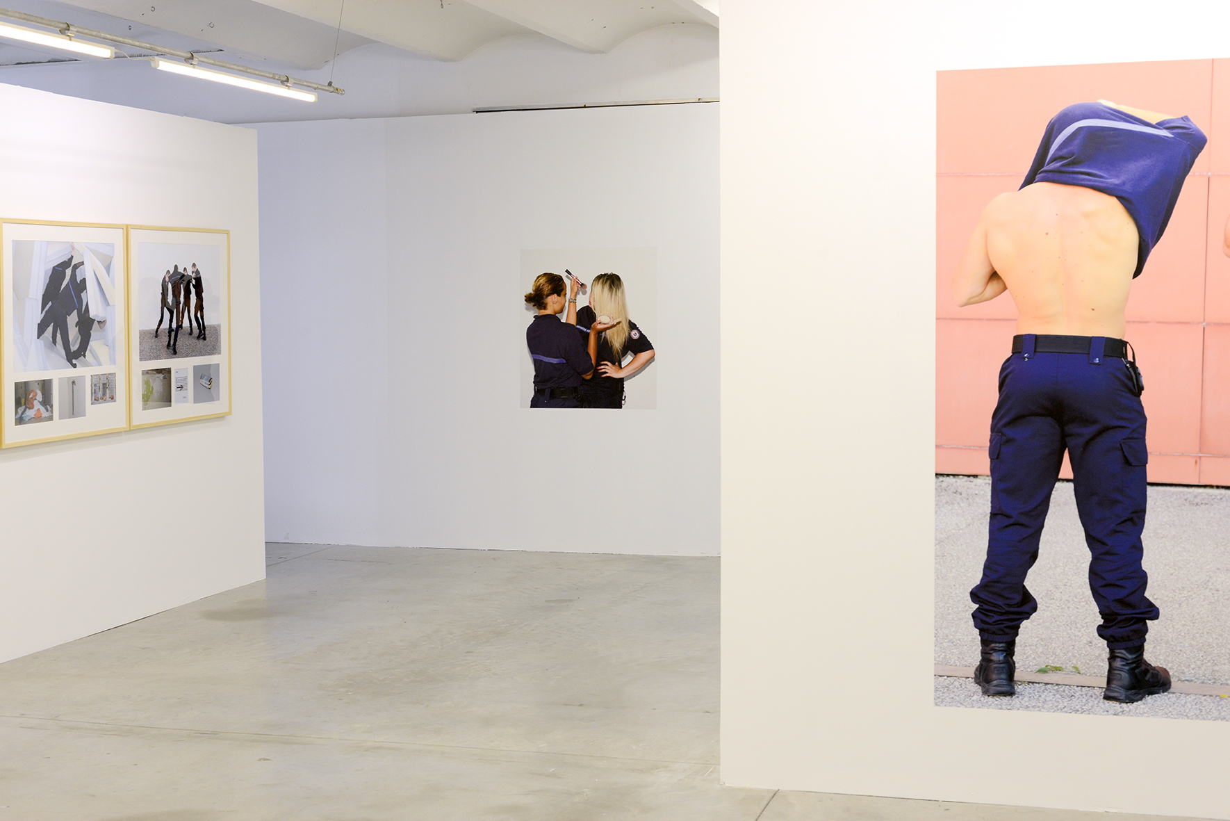 Arnaud Théval Sans titre (deux surveillantes se maquillant) (2019) 100 x 90 cm