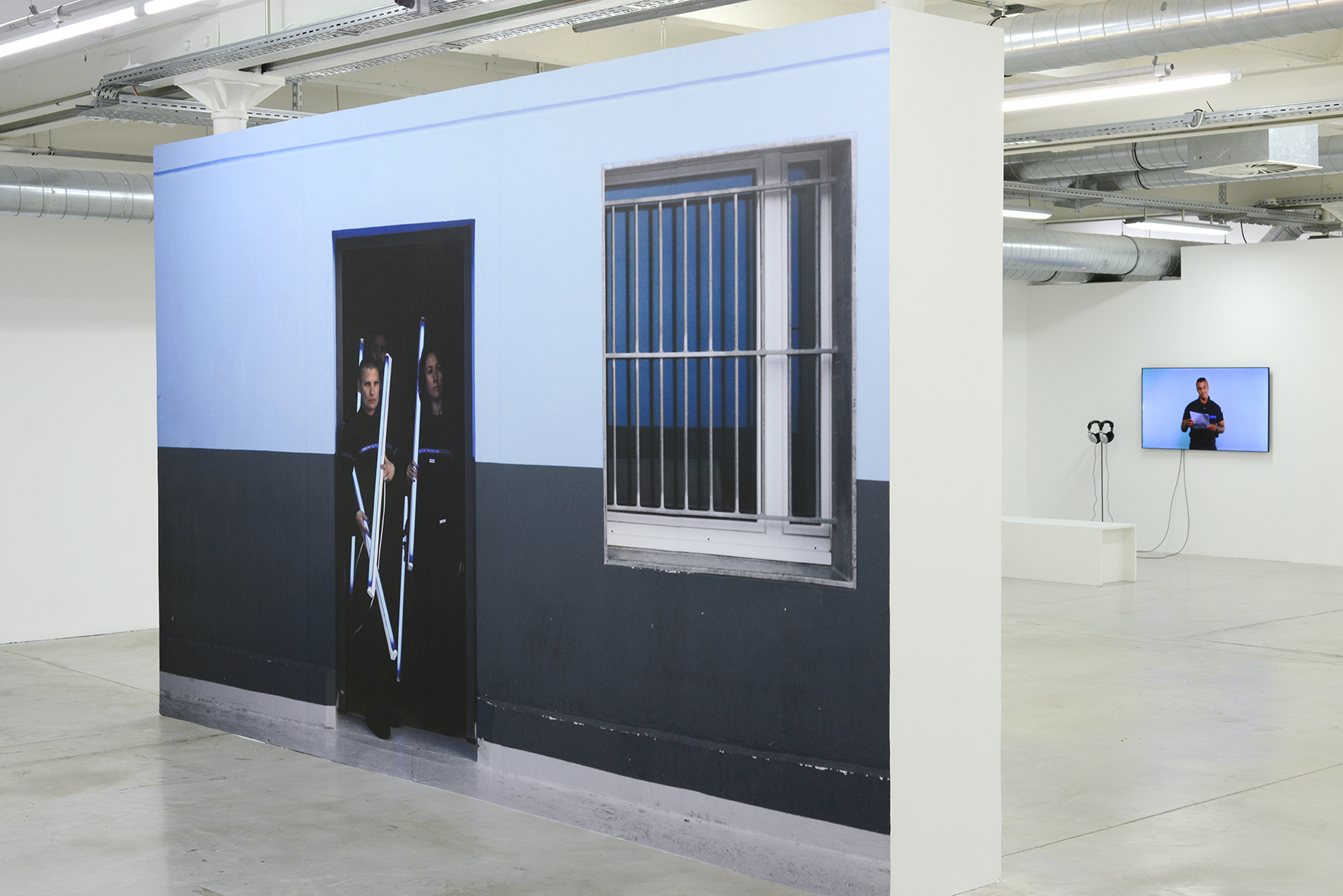 Arnaud Théval Le mythe de de la caverne bleue (2019) 260 x 450 cm, tirage affiche.