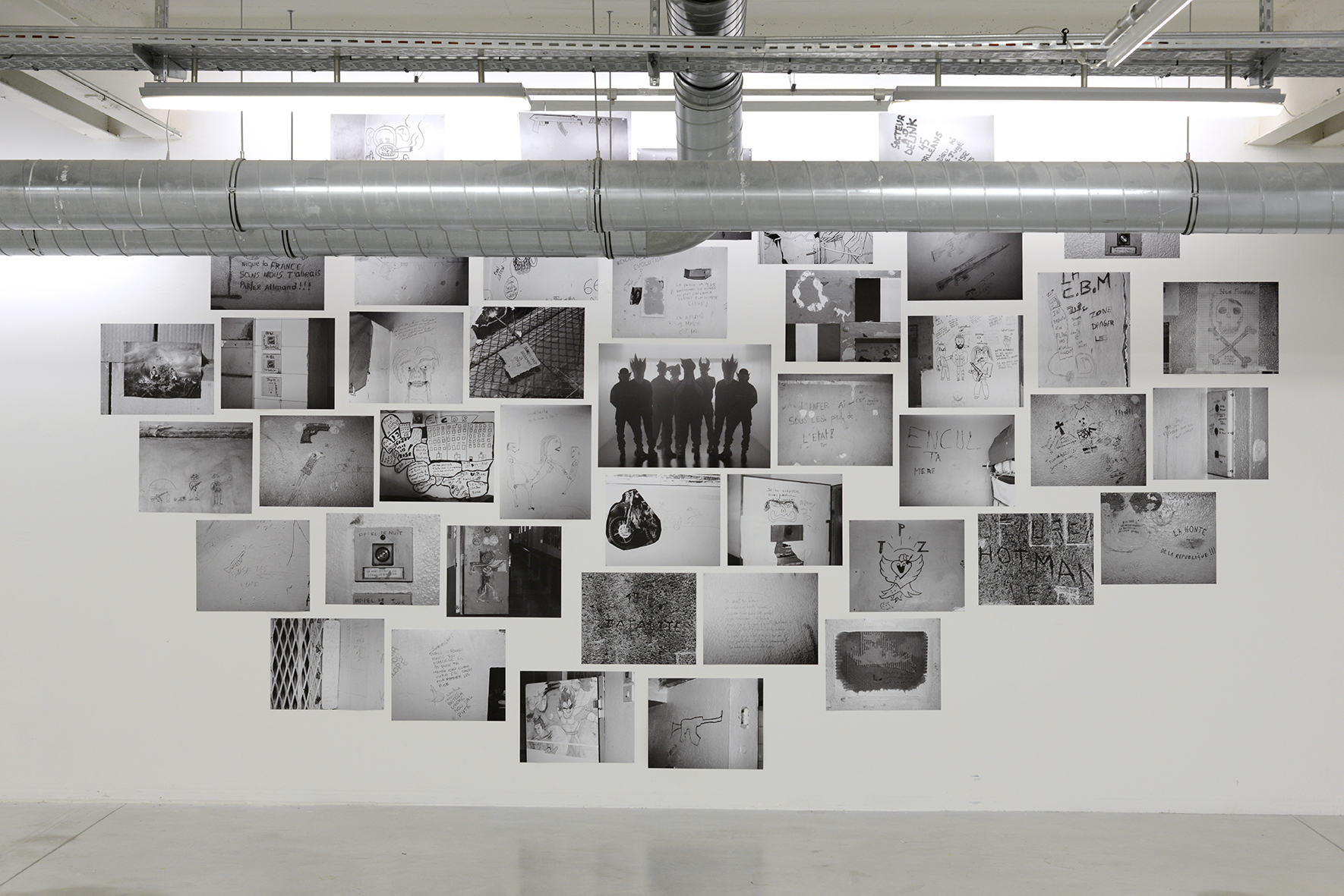 Arnaud Théval La bataille du soupçon (2019), photographie 75 x 54 cm et 48 photographies 40 x 50 cm.