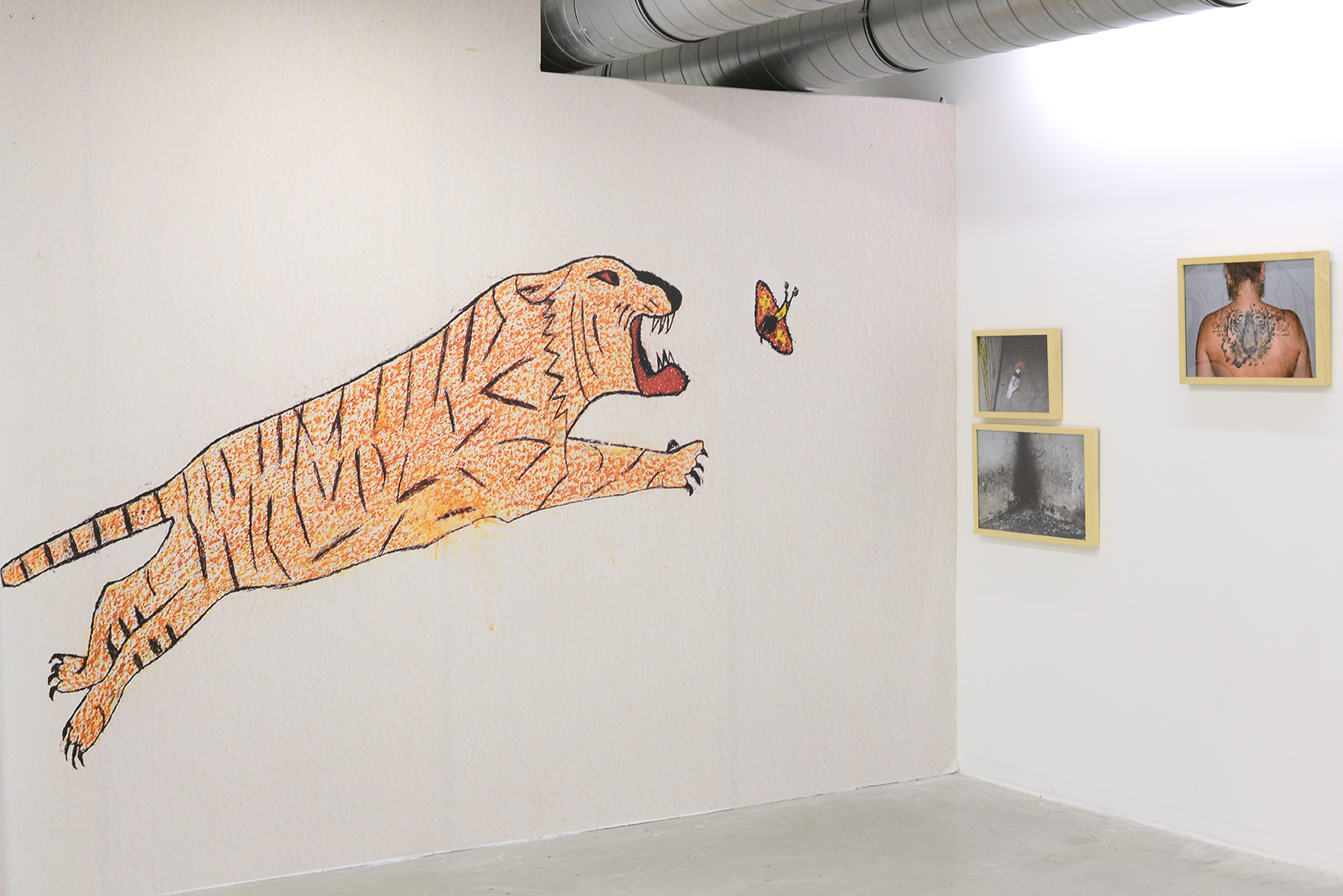 Arnaud Théval Le tigre et le papillon (2019) 260 x 400 cm, tirage affiche et cadres divers formats Le dos de la surveillante (2017) 37,5 x 52,5 cm, photographie encadrée sous verre.