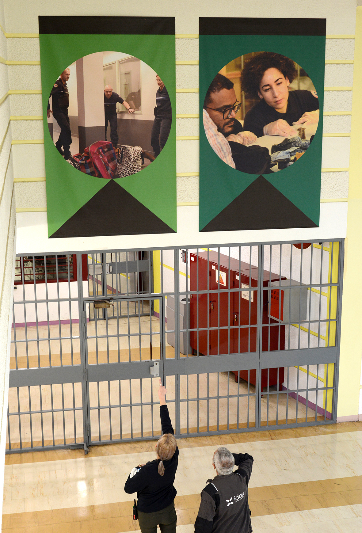 Arnaud Théval &quot;Histoire animale de la prison&quot; (2024) centre pénitentiaire de Villefranche-sur-Saône Six tirages sur bâche, format 160 cm x 260 cm 2024