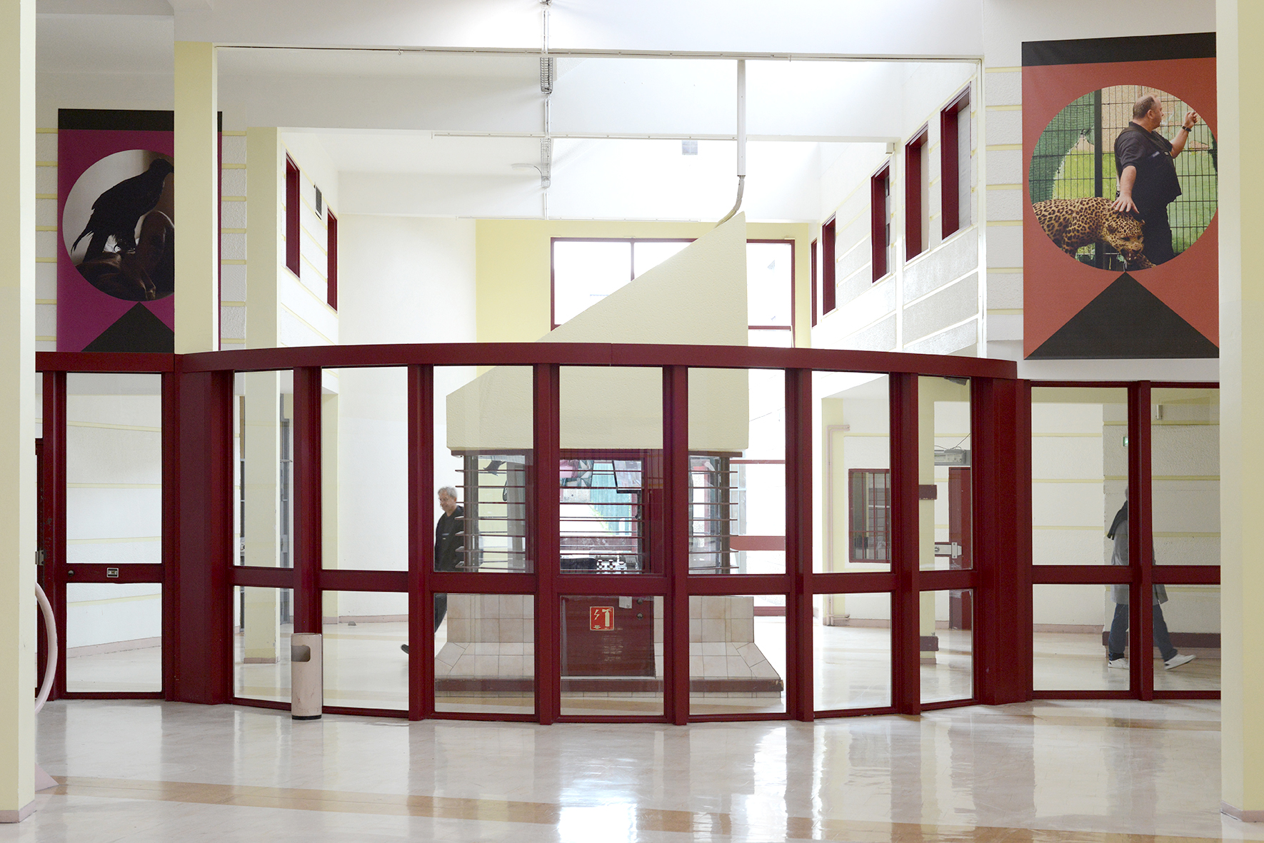 Arnaud Théval &quot;Histoire animale de la prison&quot; (2024) centre pénitentiaire de Villefranche-sur-Saône. Six tirages sur bâche, format 160 cm x 260 cm.