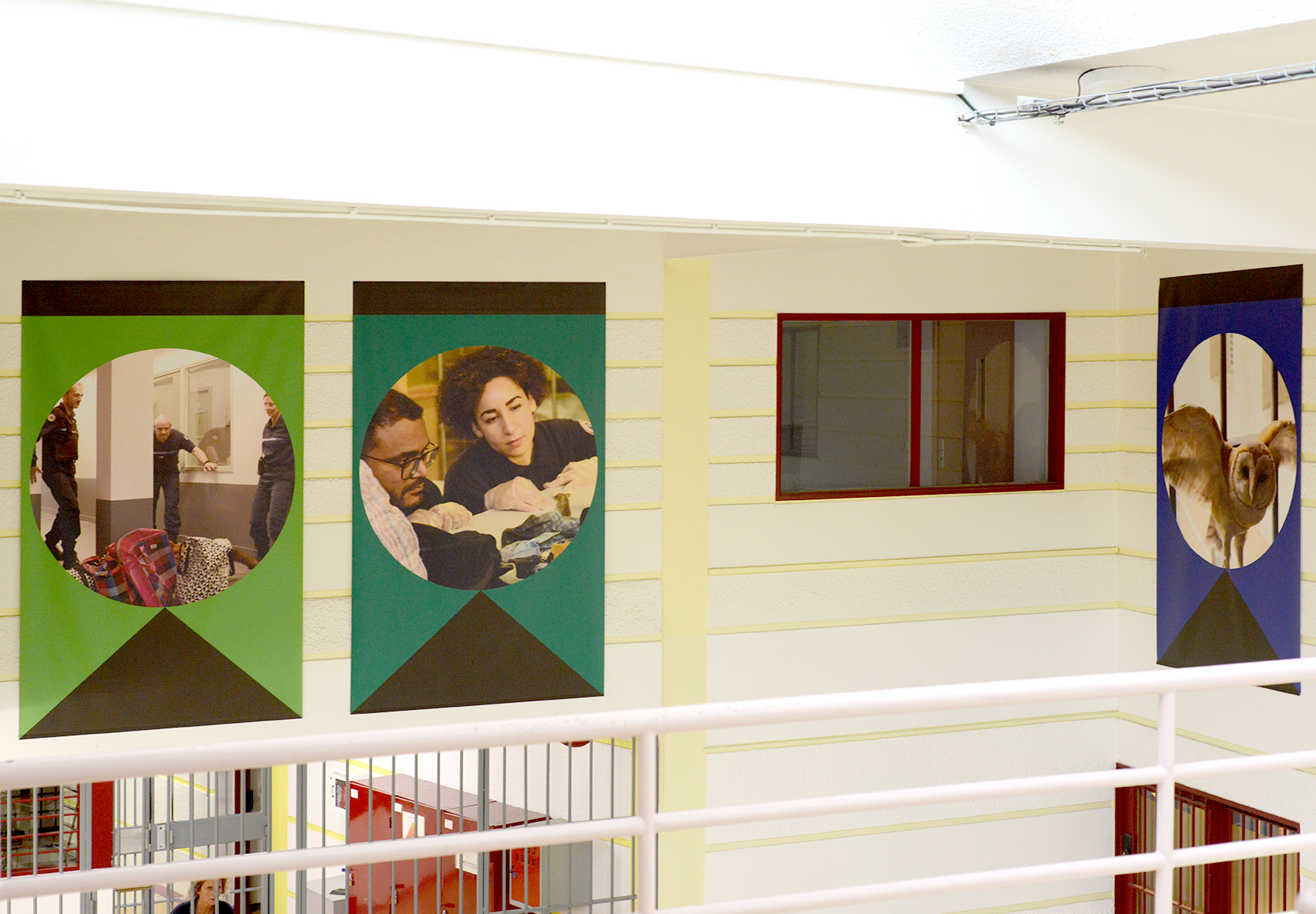 Arnaud Théval &quot;Histoire animale de la prison&quot; (2024) centre pénitentiaire de Villefranche-sur-Saône. Six tirages sur bâche, format 160 cm x 260 cm.