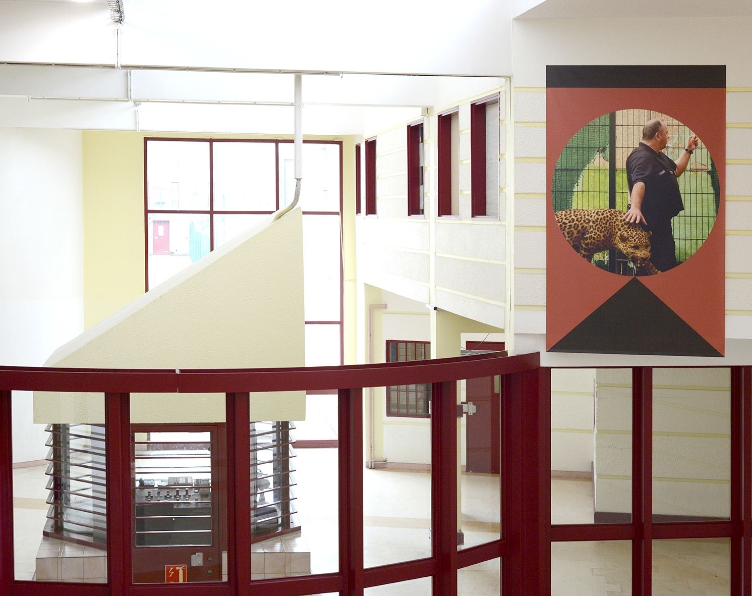 Arnaud Théval &quot;Histoire animale de la prison&quot; (2024) centre pénitentiaire de Villefranche-sur-Saône. Six tirages sur bâche, format 160 cm x 260 cm.