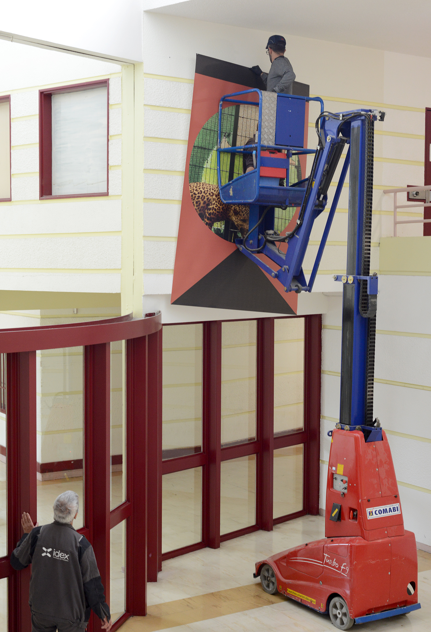 Arnaud Théval &quot;Histoire animale de la prison&quot; (2024) centre pénitentiaire de Villefranche-sur-Saône. Six tirages sur bâche, format 160 cm x 260 cm.