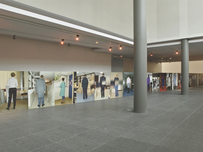 La cloison,
Le chantier des archives (2008) 64 affiches collées de chaque côté d’une palissade de 115 x 2800 cm.