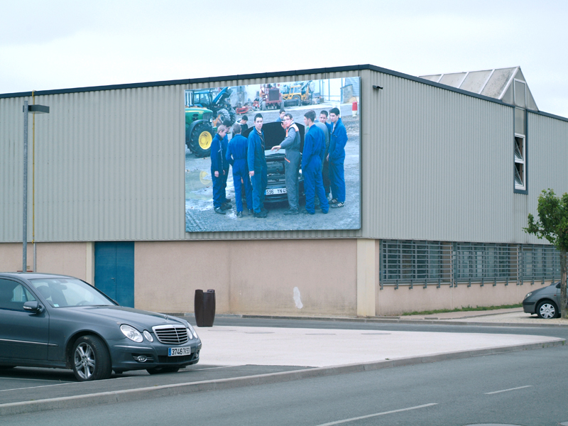 Moi le groupe, les aimants (2009) format 467 x 655 cm, avec les apprentis de seconde Parc et Jardins du CFA Narcé à Brain-sur-l'Authion.