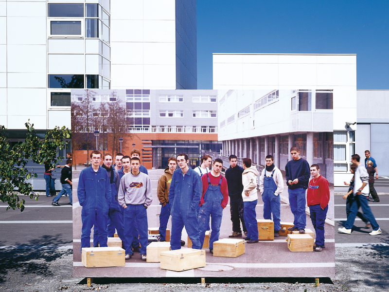 Moi le groupe, manifeste bleu (2007), format 250 x 350 cm, avec les lycéens de 1e Bac et Terminal BAC pro Menuiserie du lycée polyvalent Bertin à Saumur