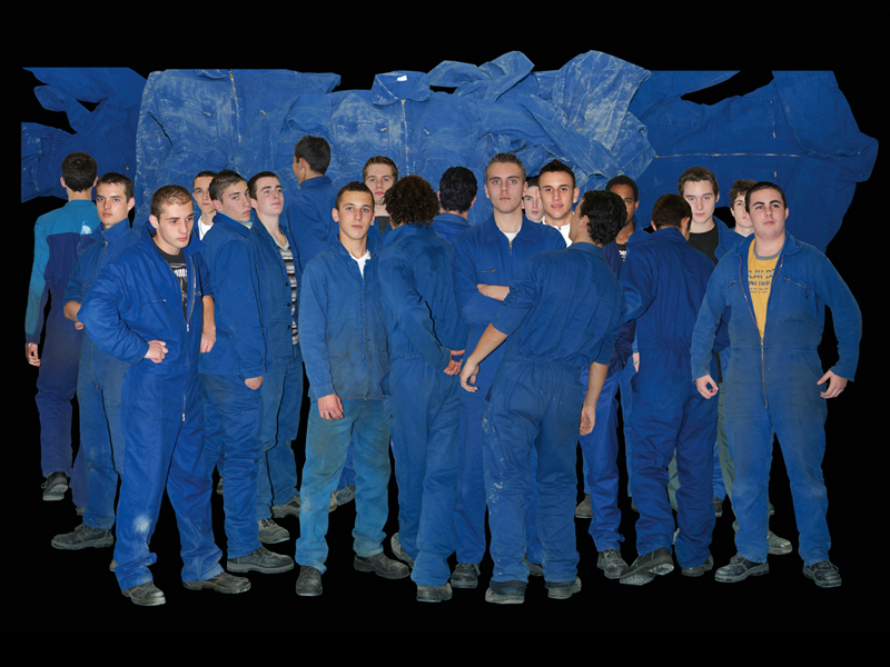 Moi le groupe, dynastie(s) (2009) format 264 x 371 cm, avec les lycéens de 1ère Bac pro Maintenance des Équipements Industriels du lycée professionnel Heinlex à Saint-Nazaire.