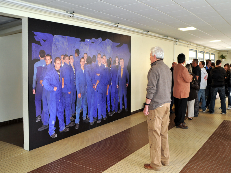 Moi le groupe, dynastie(s) (2009) format 264 x 371 cm, avec les lycéens de 1ère Bac pro Maintenance des Équipements Industriels du lycée professionnel Heinlex à Saint-Nazaire.