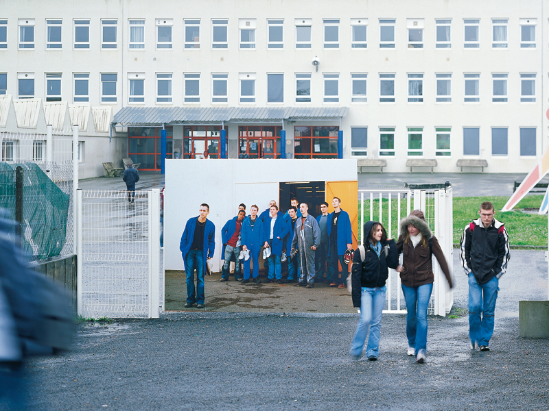 Moi le groupe, l'issue (2007) format 240 x 310 cm avec les lycéens de 1ère Bac pro maintenance du lycée polyvalent Rabelais à Fontenay-Le-Comte.