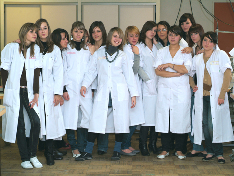 Moi le groupe, roses fantômes (2009) format 343 x 472 cm, avec les lycéennes de seconde Métiers et Industries de la Mode du lycée professionnel La Roseraie à Angers.