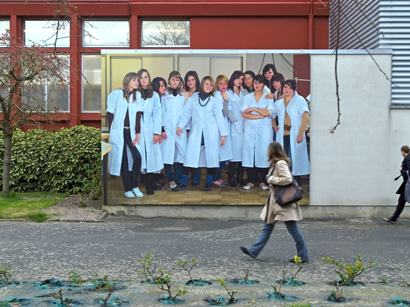 Moi le groupe, roses fantômes (2009) format 343 x 472 cm, avec les lycéennes de seconde Métiers et Industries de la Mode du lycée professionnel La Roseraie à Angers.