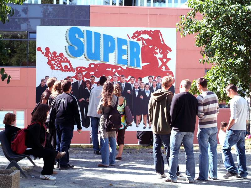 Moi le groupe, super X (2007) format 250 x 335 cm avec les lycéens de 1e Bac pro Hôtellerie du lycée polyvalent Bertin à Saumur.