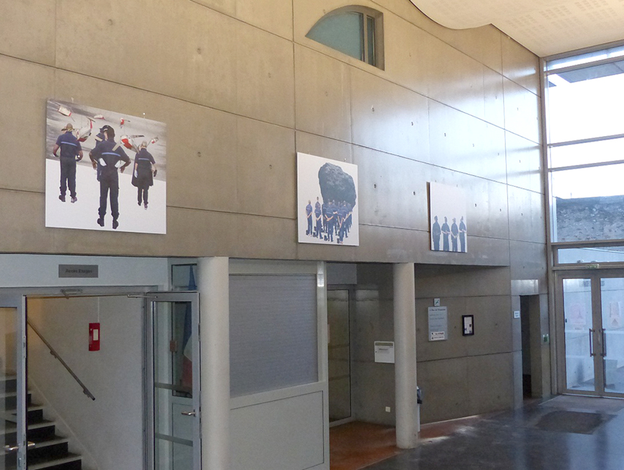 Trois tirages de cette recherche sont installés de façon pérenne dans le hall du bâtiment de formation du centre pénitentiaire de Fresnes.