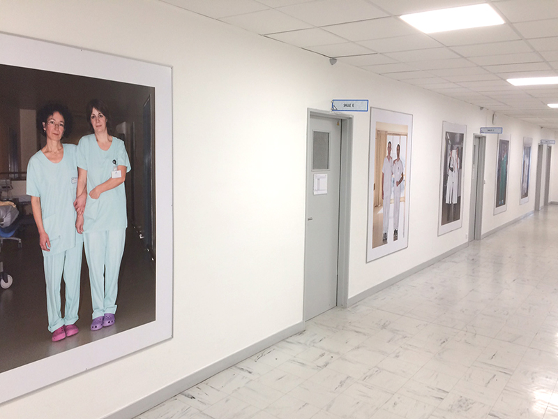 Tenir caché (2017) 9 portraits format 150 cm x 120 cm, Institut de formation en soin infirmier.