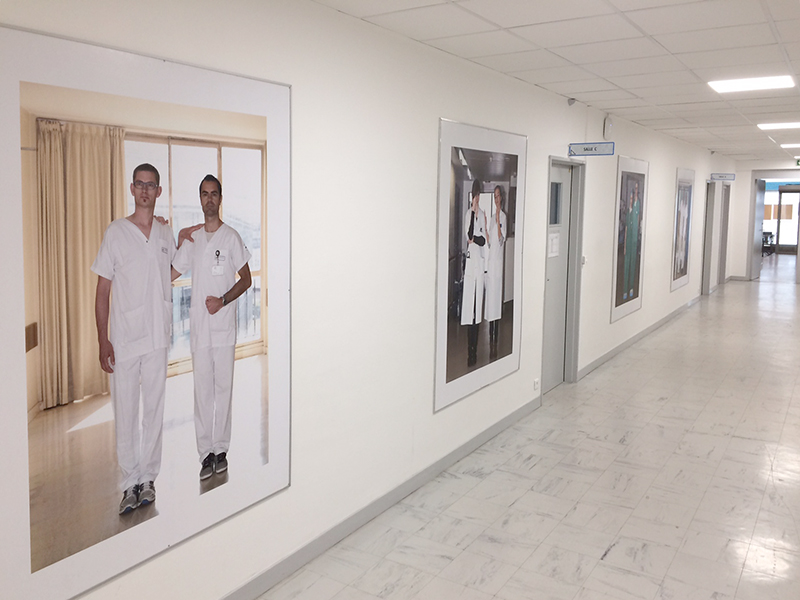 Tenir caché (2017) 9 portraits format 150 cm x 120 cm, Institut de formation en soin infirmier.