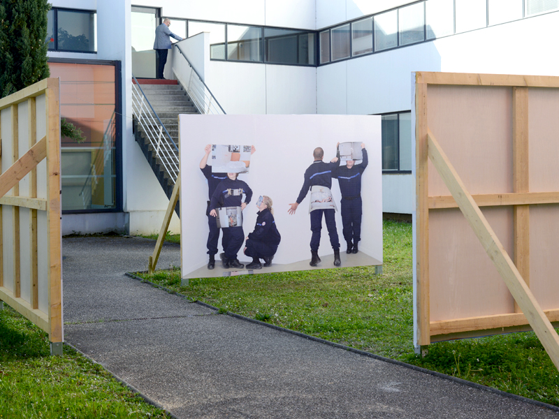 Scène aux posters (2015), affiche format 250 x 350 cm.