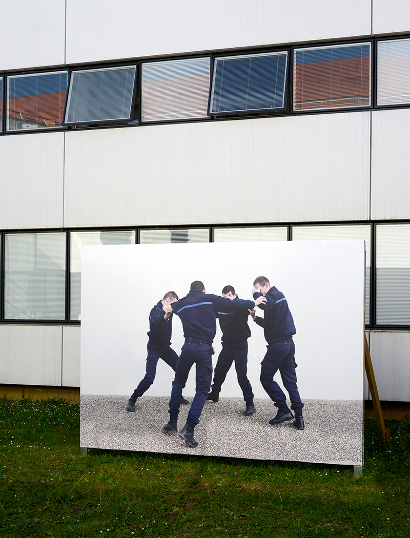 Scène au sifflet (2015) affiche 250 x 350 cm.